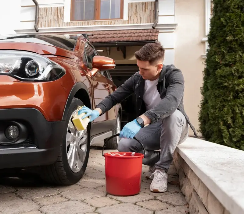 Lavage auto à domicile Salans : professionnel intervenant sur un véhicule